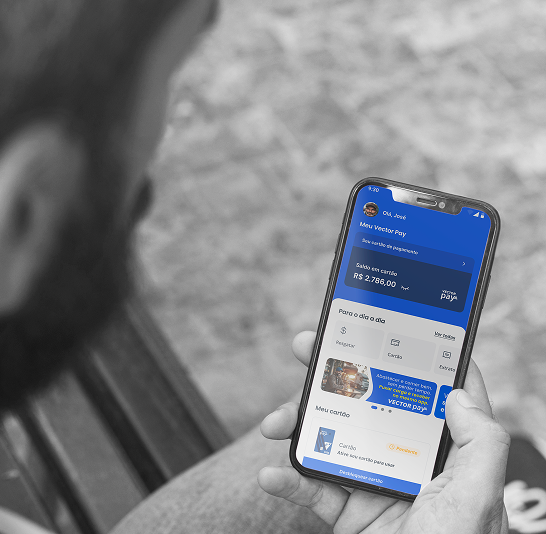 Homem segurando celular com o aplicativo Vector Pay